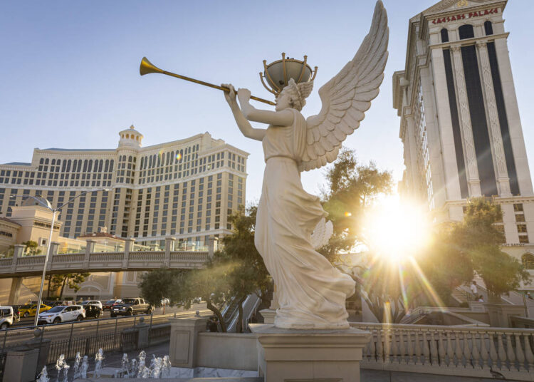 El multimillonario Tilman Fertitta aumenta su presencia en Las Vegas Strip con la compra de Caesars Entertainment | Casinos y juegos