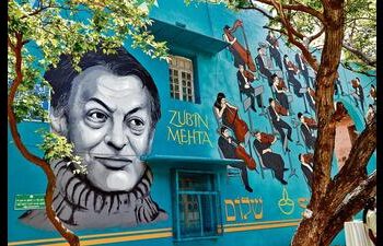 Creado con emulsiones acrílicas, el mural representa al director y su orquesta como un conjunto unificado (Foto: Shantanu Bhattacharya/HT)