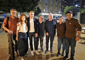 Miguel Buendía, Albertina Barceló,, Manuel Vilas,, Jesús Ruiz Mantilla, Víctor Manuel y parte del equipo de sala de Bar Cremaet.
