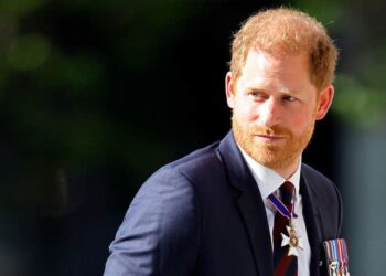 El príncipe Harry 'luce muy triste' después de dejar el deber real, un experto establece un sorprendente paralelo con el rey abdicado