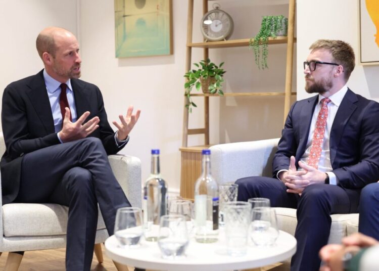 El príncipe William abre un centro de prevención del suicidio en Birmingham y espera que más hombres pidan ayuda