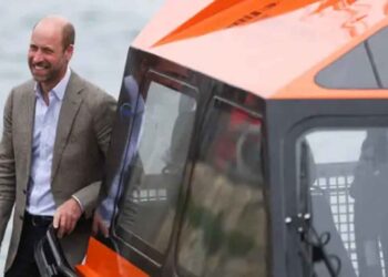 El príncipe William viaja cientos de kilómetros de su familia para cumplir con sus deberes reales después de su viaje a Estambul