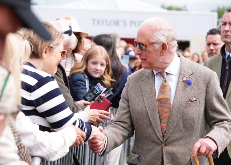 El rey Carlos III se reúne con simpatizantes durante el Royal Windsor Horse Show