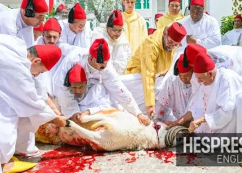 El rey Mohammed VI dirige los ritos del Eid en Rabat junto a la familia real