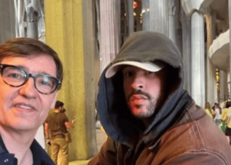 El 'selfie' de Illa con Bad Bunny en su visita a la Sagrada Família