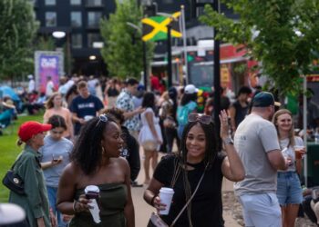 Gente sonriente disfrutando del On The One Music Festival