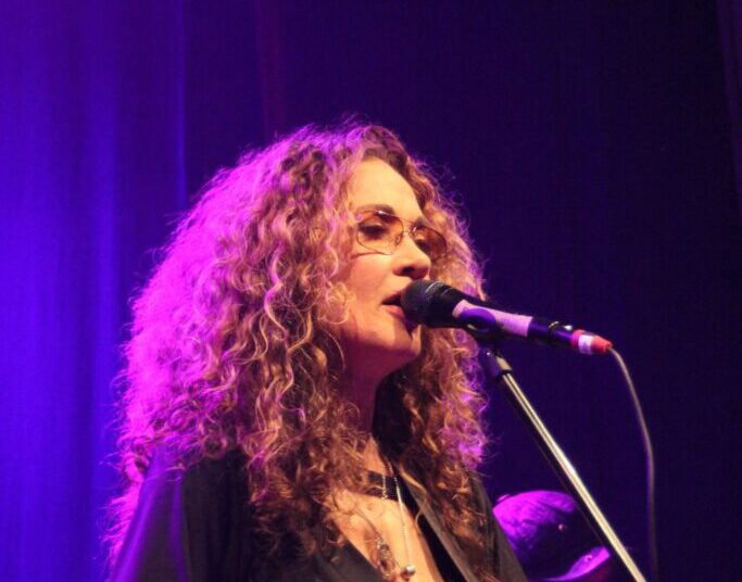 Dana Fuchs tocando en vivo durante su gira europea de 2026