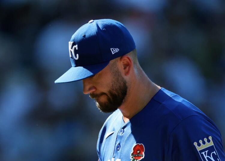 Erceg interpreta a Lucy para Charlie Brown de los Reales; Los Rangers ganan 7-6
