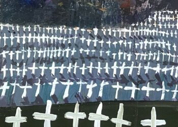 La imagen puede contener símbolo de cruz, cementerio al aire libre y persona