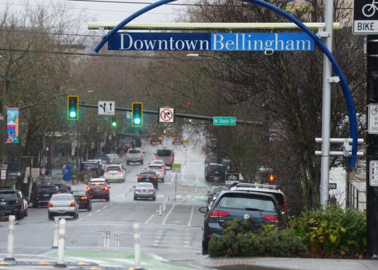 Un cartel da la bienvenida a la gente al centro de Bellingham, Washington.