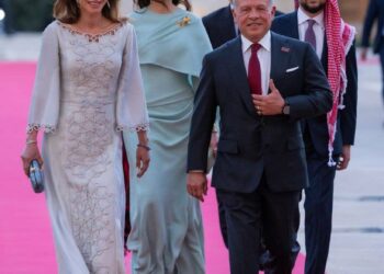 La familia real de Jordania camina por la alfombra roja
