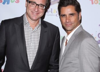 Foto final de John Stamos con el difunto coprotagonista Bob Saget, tributo de cumpleaños