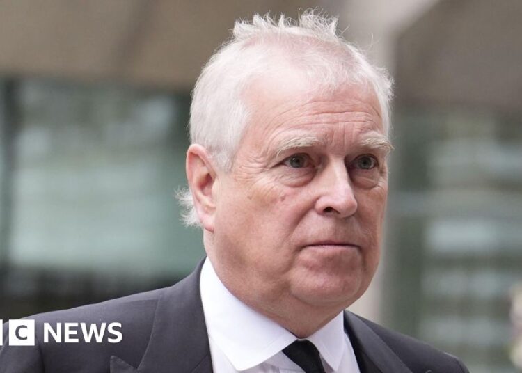 Hombre acusado de supuestamente amenazar a Andrew Mountbatten-Windsor - BBC