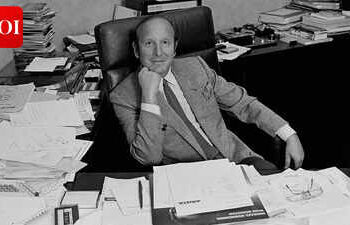 Clive Davis, ejecutivo musical de 94 años, hospitalizado en Nueva York por una infección de las vías respiratorias superiores