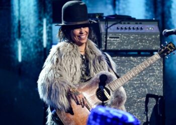 Ícono del deporte irrumpe en el escenario del show de Linda Perry lleno de celebridades
