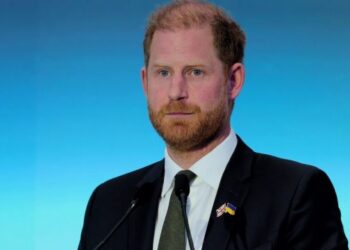 Internet exige la postura de la familia real sobre la visita del príncipe Harry a Ucrania