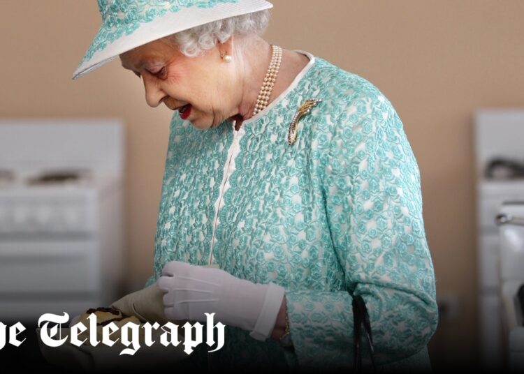 Isabel II puso crema antes de mermelada en los bollos, revela el príncipe William