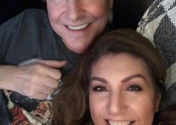 Jane McDonald y Eddie Rothe sonriendo juntos