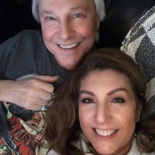Jane McDonald y Eddie Rothe sonriendo juntos