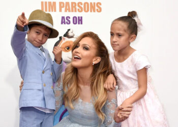 Jennifer López, centro, posa con los gemelos Emme, derecha, y Max en el estreno de "Hogar" en el Regency Village Theatre en Westwood, California, el 22 de marzo de 2015.