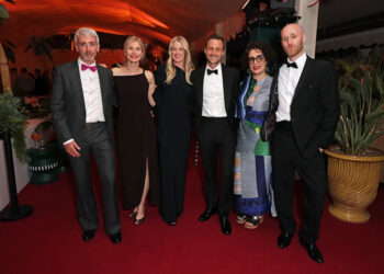 CANNES, FRANCIA - 14 DE MAYO: (De izquierda a derecha) Ross Murray, Teresa Toews, Leah Nelson, Jay Grandin, Sarah Leavitt y Trev Renney asisten a la "Enredos" Fiesta posterior presentada por Celosa Tequila en Lucia Cannes durante el 79º Festival de Cine de Cannes el 14 de mayo de 2026 en Cannes, Francia.Foto de Dave Benett