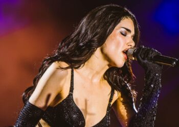 Kenia Os le cumple a fans con "Rojo Versace" y presencia pedida de matrimonio en Monterrey