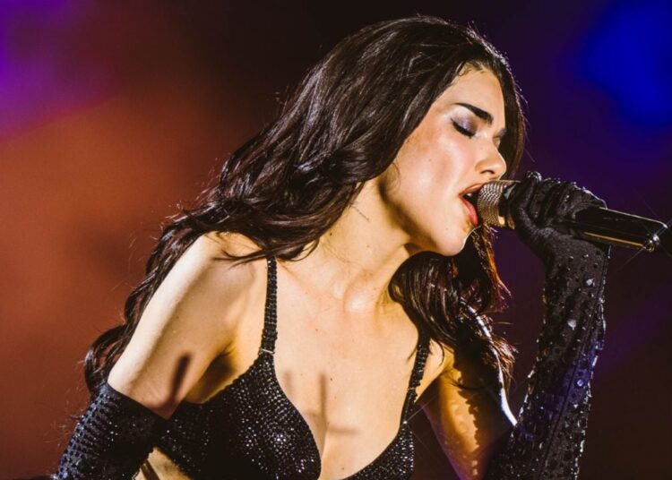 Kenia Os le cumple a fans con "Rojo Versace" y presencia pedida de matrimonio en Monterrey