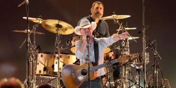 Kenny Chesney lanza 'Carry On' el viernes, primera música nueva en dos años
