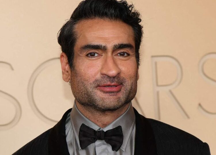 Kumail Nanjiani hace alarde de su sexy six-pack y sus músculos marcados