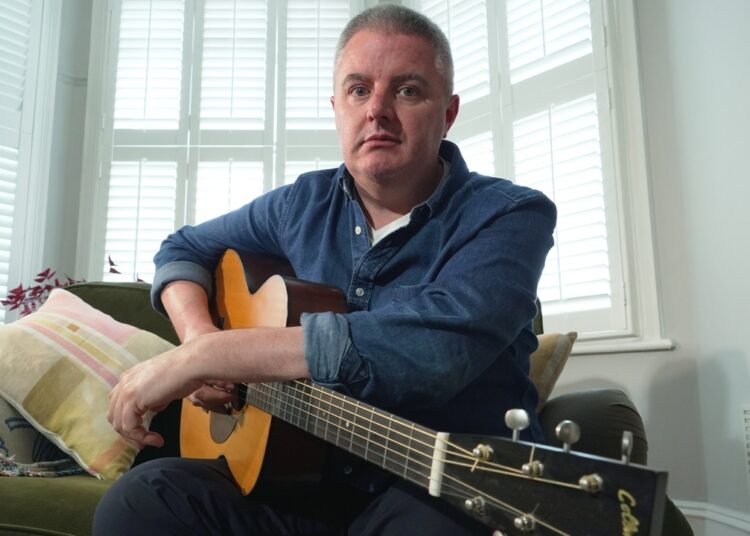 La IA ayudó a un músico con Parkinson a terminar su nuevo álbum cuando ya no podía tocar la guitarra