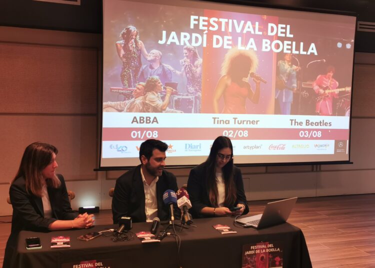 Marc Delblanch acompañado por Jenifer Coletes, responsable de eventos, y Giovanna López, rtesposnable de marketing, ayer durante la presentación