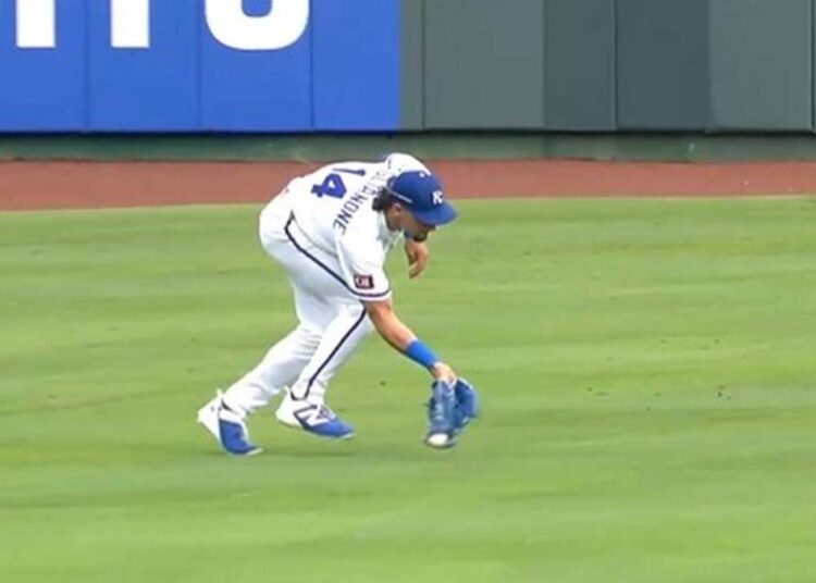 Se dictaminó que Jac Caglianone no atrapó esta pelota de béisbol.