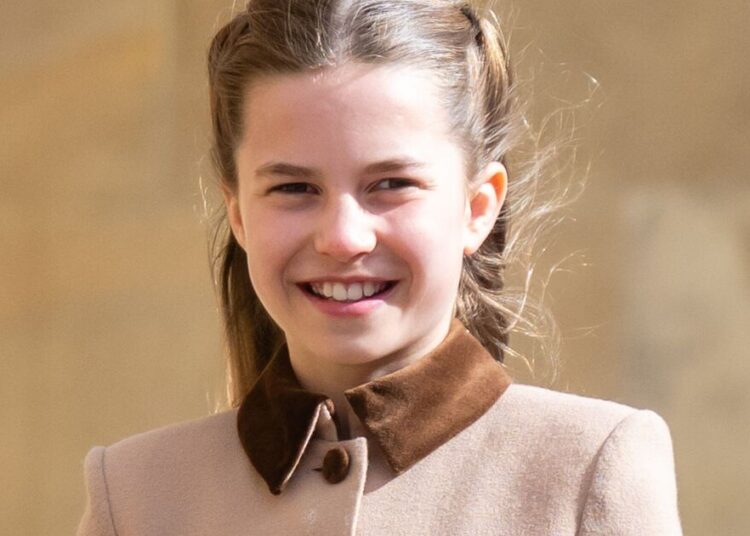 La atrevida respuesta de la princesa Charlotte cuando su asistente intentó ayudarla con un regalo | Real | Noticias