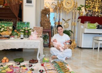 La cantante Luong Nguyet Anh con sus hijas gemelas Cherry y Happy.