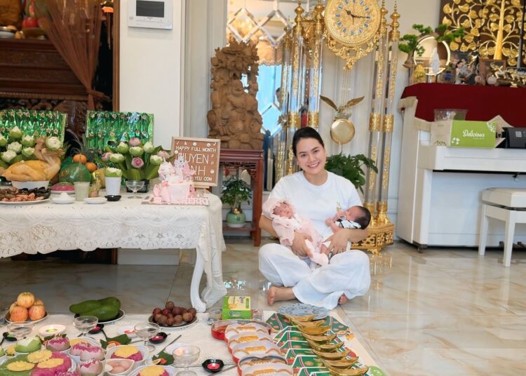 La cantante Luong Nguyet Anh con sus hijas gemelas Cherry y Happy.