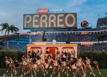 Bad Bunny debajo de una pantalla en la que se lee 'perreo', durante su actuación en el descanso de la Super Bowl 2026, el 8 de febrero en Santa Clara (California, EEUU).