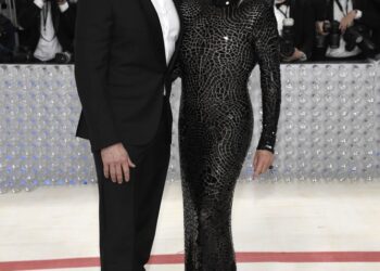 Hugh Jackman, izquierda, y Deborra-Lee Furness asisten a la gala benéfica del Costume Institute del Museo Metropolitano de Arte para celebrar la inauguración de la "Karl Lagerfeld: una línea de belleza" exposición el lunes 1 de mayo de 2023 en Nueva York. (Foto de Evan Agostini/Invision/AP)