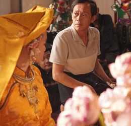 Artista meritoria Hoai Linh (Foto del detrás de cámaras de la película).jpg