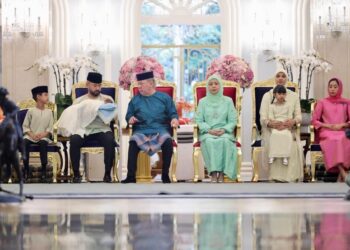 La familia real de Johor asiste a la ceremonia de Berandam Surai para la princesa más joven