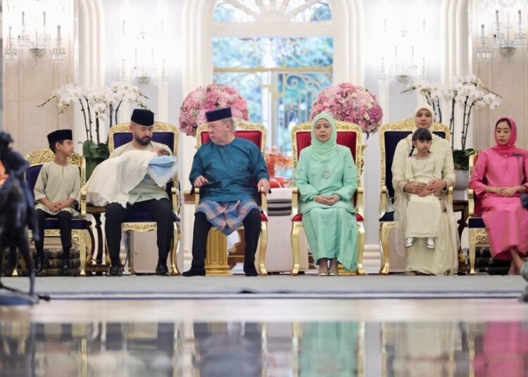 La familia real de Johor asiste a la ceremonia de Berandam Surai para la princesa más joven
