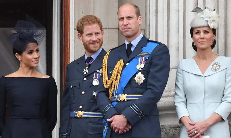 Meghan Markle, el príncipe Harry, el príncipe William y Kate Middleton asisten al desfile aéreo de la RAF100 en 2018. Por: James Whatling/MEGA