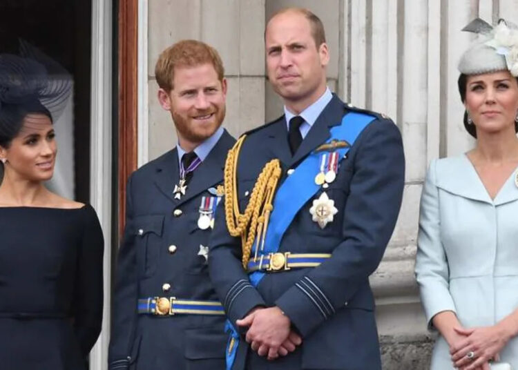 Meghan Markle, el príncipe Harry, el príncipe William y Kate Middleton asisten al desfile aéreo de la RAF100 en 2018. Por: James Whatling/MEGA