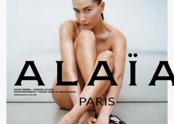 Hailey Bieber posa estratégicamente con nada más que zapatos negros.