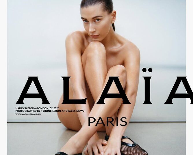 Hailey Bieber posa estratégicamente con nada más que zapatos negros.