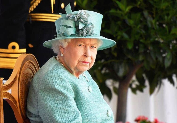 La 'mirada' gélida de la reina Isabel dejó aterrorizados incluso a los primeros ministros, afirma un autor real