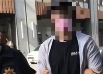 La policía interroga al hijo de estrellas de televisión por un lanzallamas casero