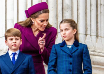 La princesa Catalina de Gales, la princesa Carlota y el príncipe Luis durante su aparición en el balcón del Palacio de Buckingham.