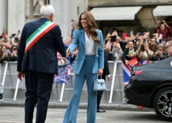 La princesa Kate cautiva de azul a su llegada a Italia | Real | Noticias
