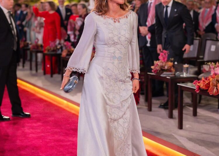 La imagen puede contener Reina Rania de Jordania Persona Moda Adulto Accesorios de boda Ropa formal y corbata