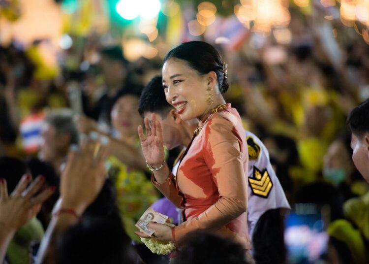 La princesa Bajrakitiyabha saluda a los partidarios realistas frente al Gran Palacio de Bangkok el 1 de noviembre de 2020 en Bangkok.